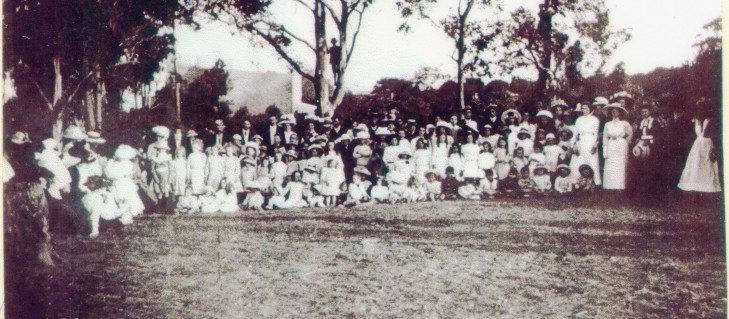 School photo of students, parents and teachers with the label "gathering at N Ryde School -Cox's Rd Looking East.